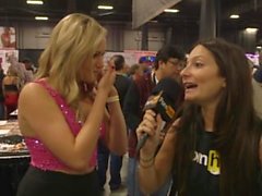 Миа Малкова и Кендра Сандерленд на eXXXotica 2015 г. при PornHub Aria