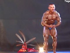 Asian musclebull degli ospiti posano