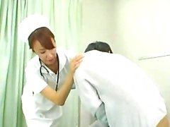 Nurse Geben Blasen für Patienten auf das Bett im Klinikum