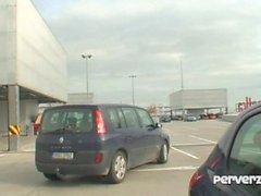 Carinhoso casal fode no estacionamento