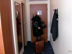 Saksalainen äiti viettelee nuorta poikaa seuraavaan huoneeseen Fuck in Hotel