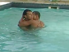 Gars des homosexuels Horny rendant dans la piscine