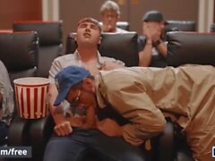 Мужчины - Dante Colle мастурбирует возле Майкла и его подруги в кинотеатре, пока они смотрят его