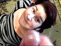 Divertido vídeo de la mujer Maduras aficionado mamando 2 pollas