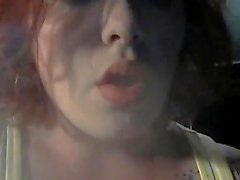 Reizvollen Redheadfrau Smoking Fetisch Detailansicht