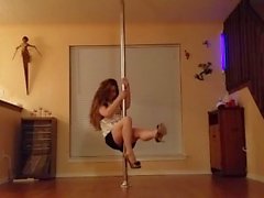 Striptease à pole dance - La bande la plus sensuelle par une femme - Amateur