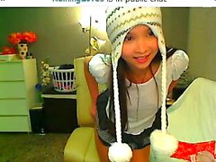 Великолепный азиат подросток флиртует на камеру , играя с ее секси сковородке