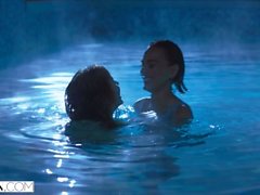 VIXEN Janice Griffith och Ivy Wolfe Sneak till Backyard för Nighttime Pool