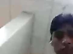 Mukesh Kumar runkar i badrummet