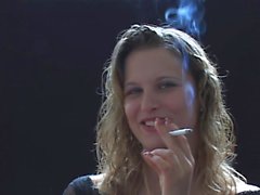 Donna bionda si mangiato crudo mentre fumare e ha un altro fumo l