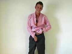 Big Dicked British Amateur Matt H masturbati e Cums Solo