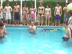 Skinny ass asiatique salopes s'amusent au bord de la piscine